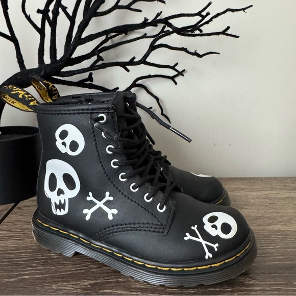 Dr. Martens Other - Dr Martens 1460 Skull & Bones Leather Lace Up Boots Girls Size 10 EUC Shoes Icon